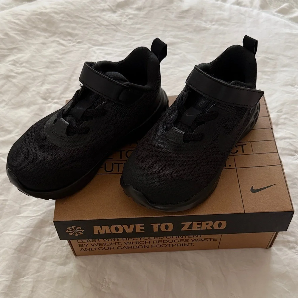 Nike Kids Black Sneakers with Velcro Strap size 9